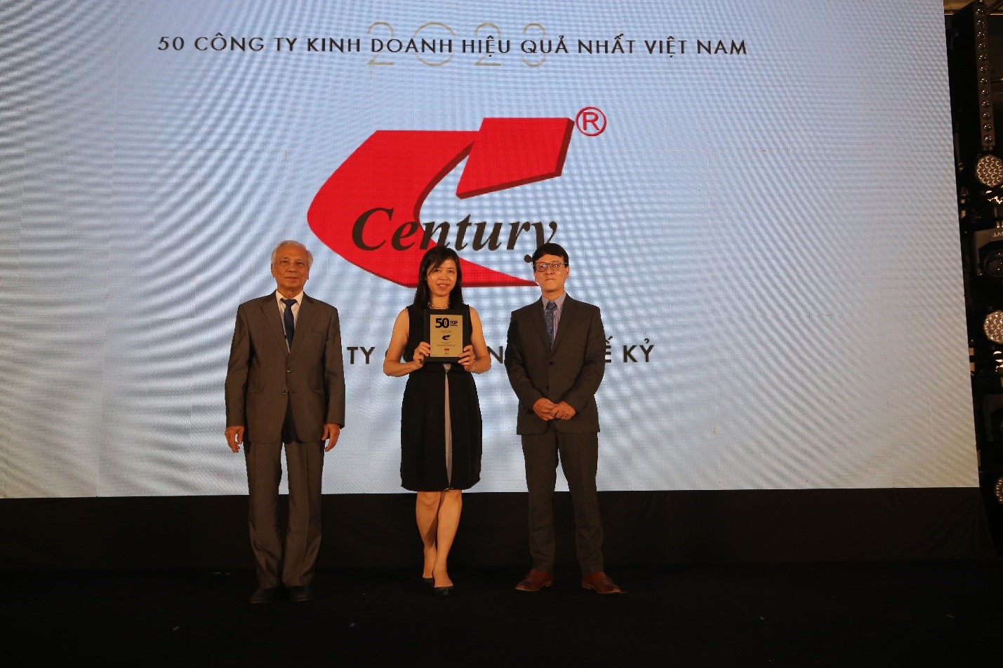Đại diện công ty cổ phần Sợi Thế Kỷ tham dự Lễ vinh danh Top 50 Công ty Kinh doanh Hiệu quả nhất Việt Nam 2023